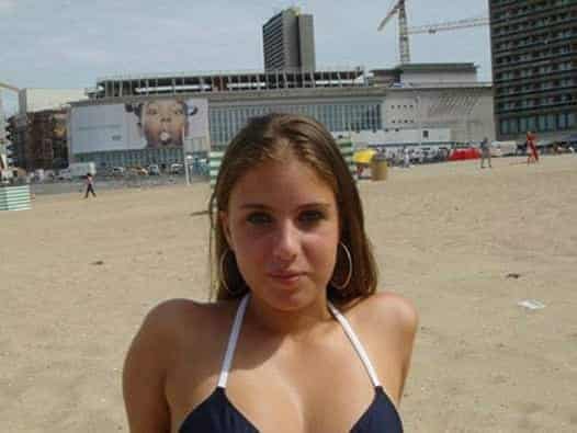 beach funny pic baby in background