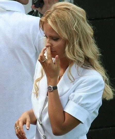 girl nose pick