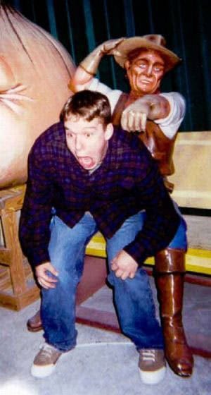 people-with-statues